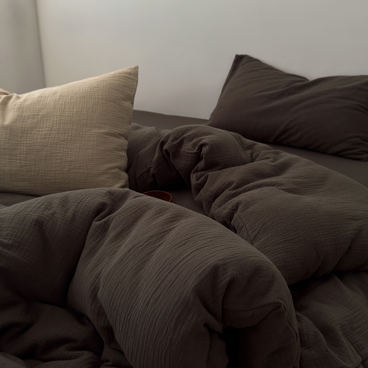 91家纺网 家纺一手货源 找家纺 玖弘家居 2025新款软糯皱皱纱四件套系列 巧克力棕（巧克力棕+燕麦）