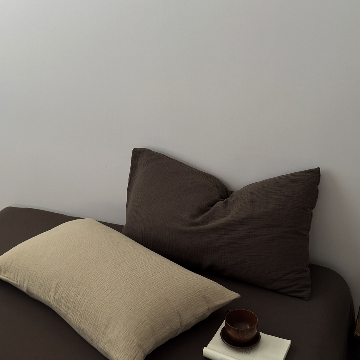 91家纺网 家纺一手货源 找家纺 玖弘家居 2025新款软糯皱皱纱四件套系列 巧克力棕（巧克力棕+燕麦）