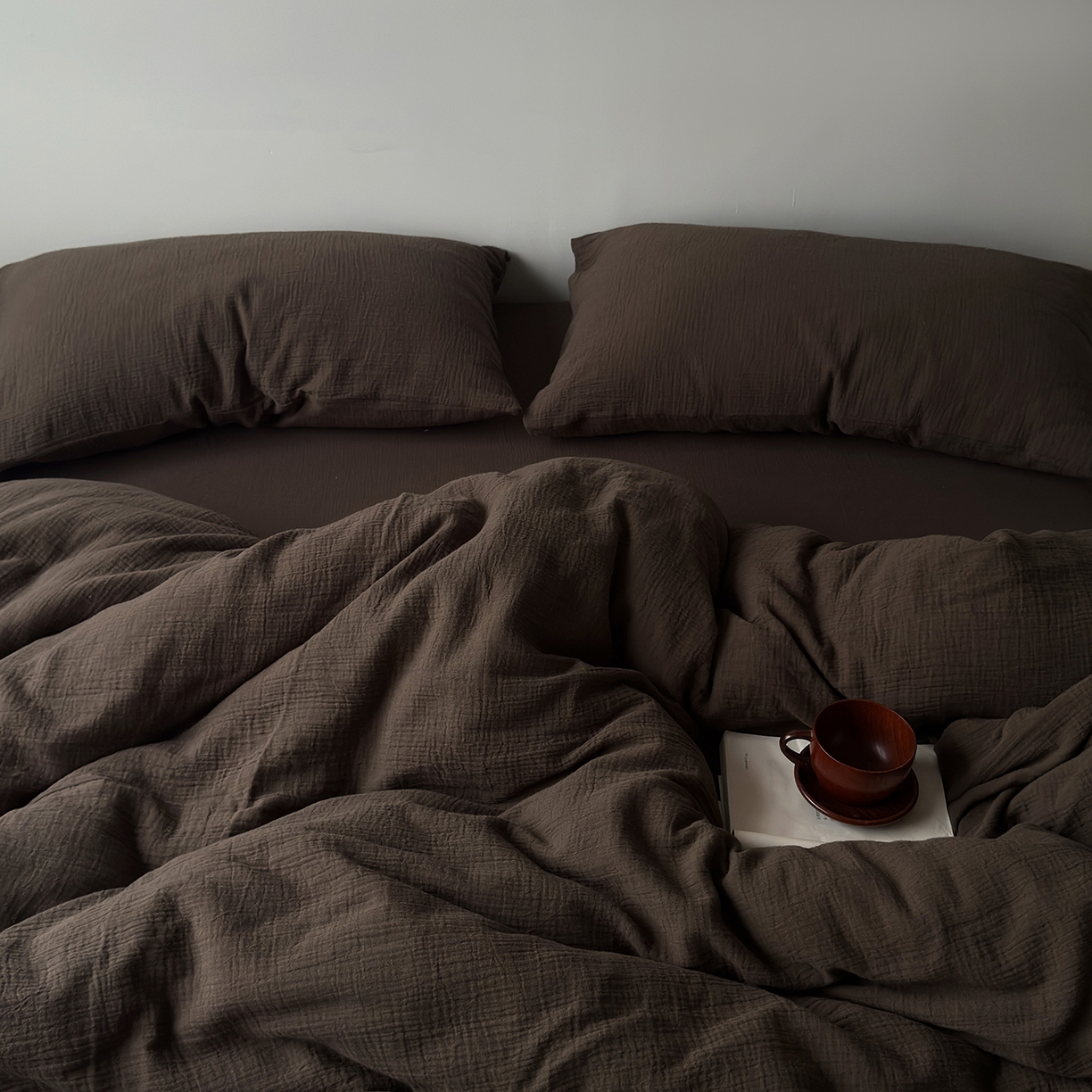 91家纺网 家纺一手货源 找家纺 玖弘家居 2025新款软糯皱皱纱四件套系列 巧克力棕（巧克力棕一对）