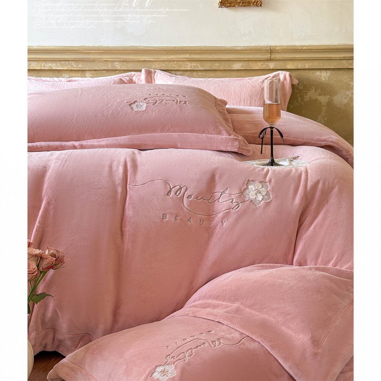 91家纺网 家纺一手货源 找家纺 芯丝路枕业 2025新款蚕丝棉四件套-流萤系列 月桃粉