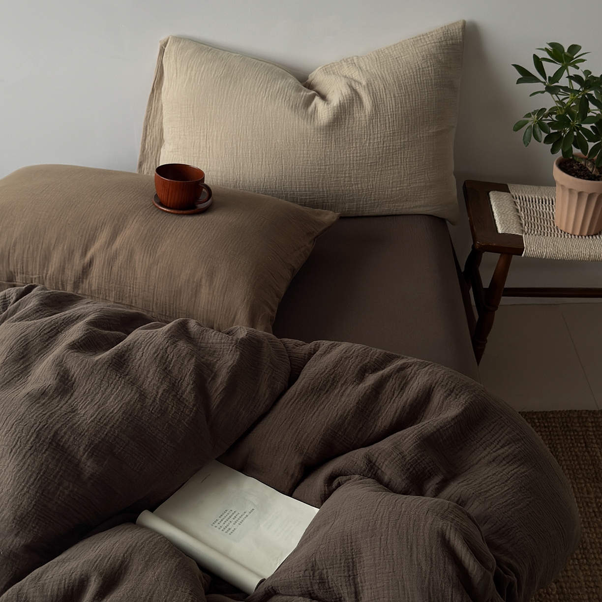 91家纺网 家纺一手货源 找家纺 玖弘家居 2025新款软糯皱皱纱四件套系列 巧克力棕（燕麦+太妃棕）