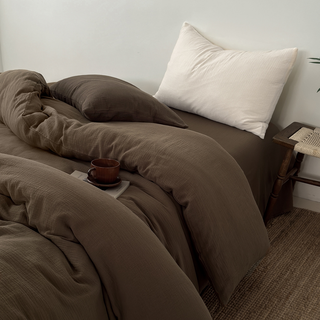 91家纺网 家纺一手货源 找家纺 玖弘家居 2025新款软糯皱皱纱四件套系列 太妃棕 （奶白+巧克力棕）