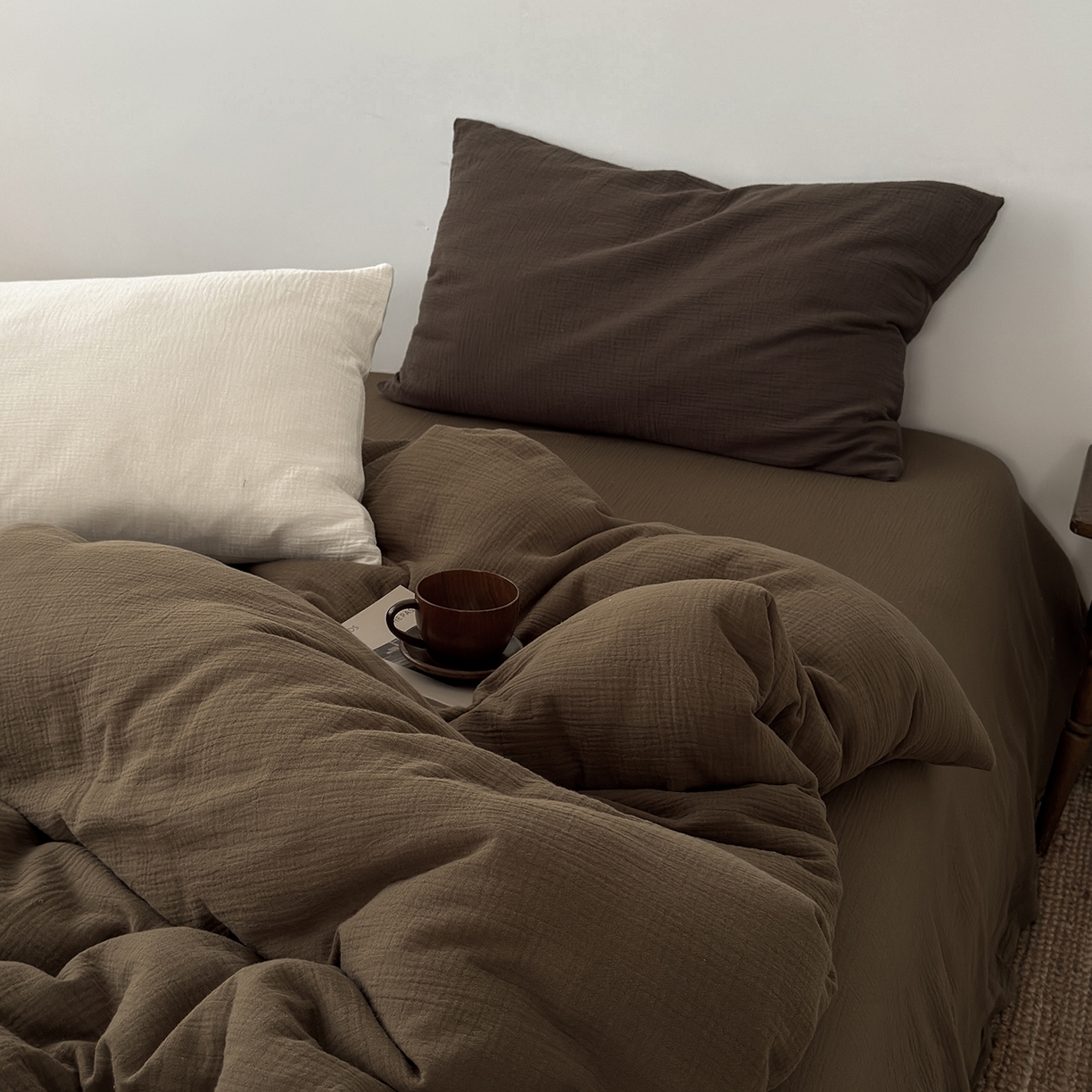 91家纺网 家纺一手货源 找家纺 玖弘家居 2025新款软糯皱皱纱四件套系列 太妃棕 （奶白+巧克力棕）