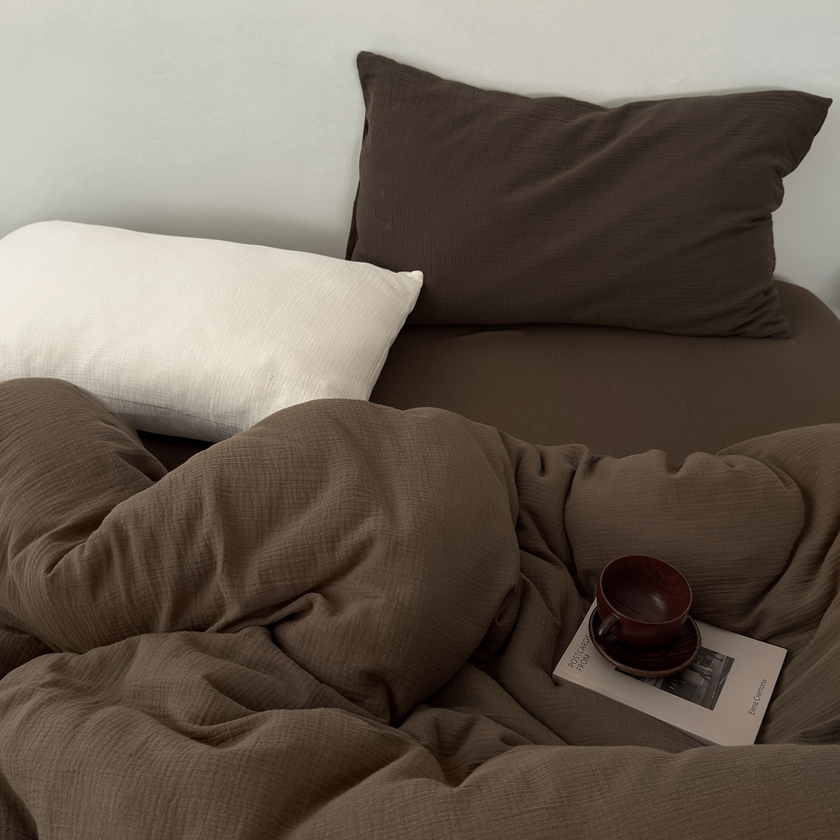 91家纺网 家纺一手货源 找家纺 玖弘家居 2025新款软糯皱皱纱四件套系列 太妃棕 （奶白+巧克力棕）