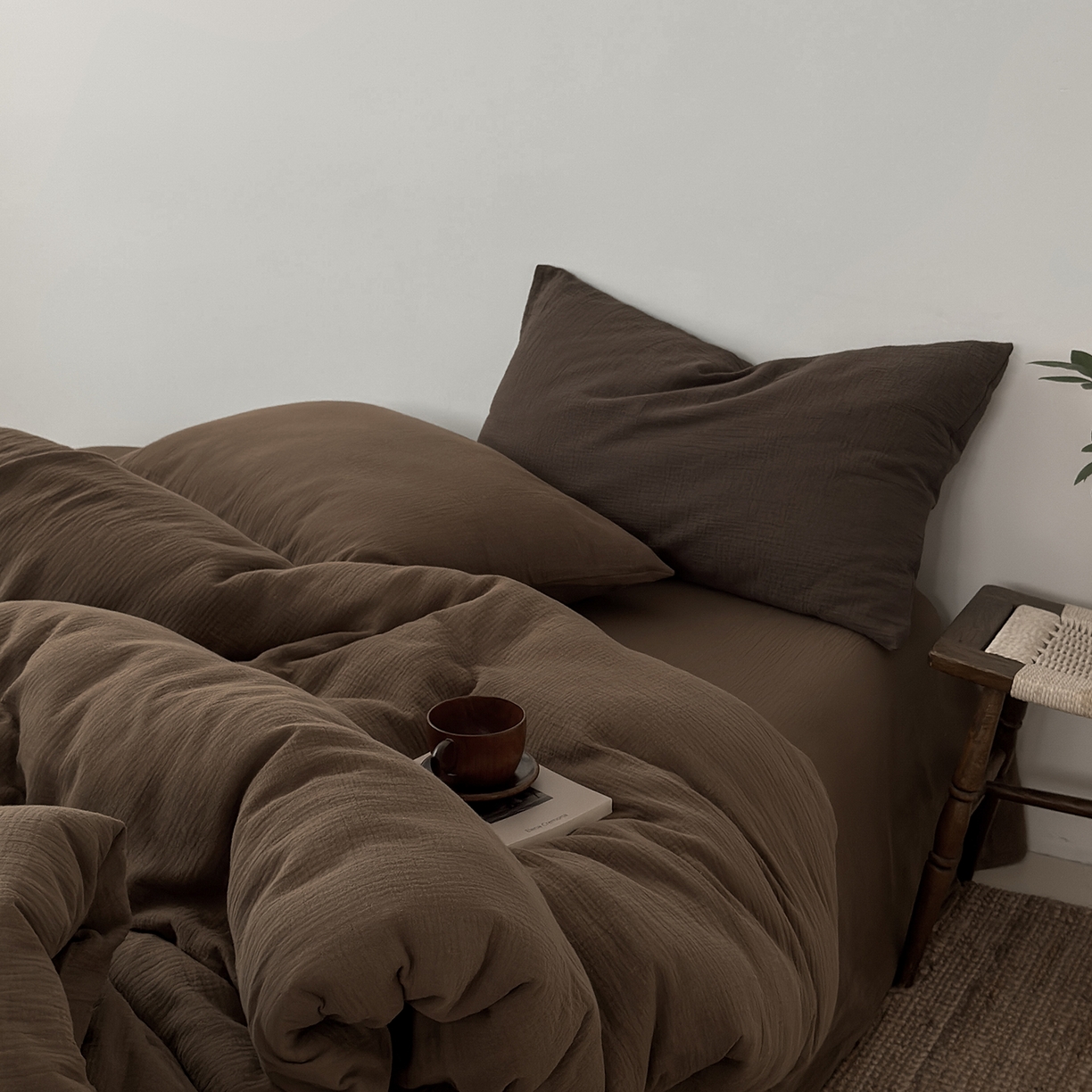 91家纺网 家纺一手货源 找家纺 玖弘家居 2025新款软糯皱皱纱四件套系列 太妃棕 （太妃棕+巧克力棕）