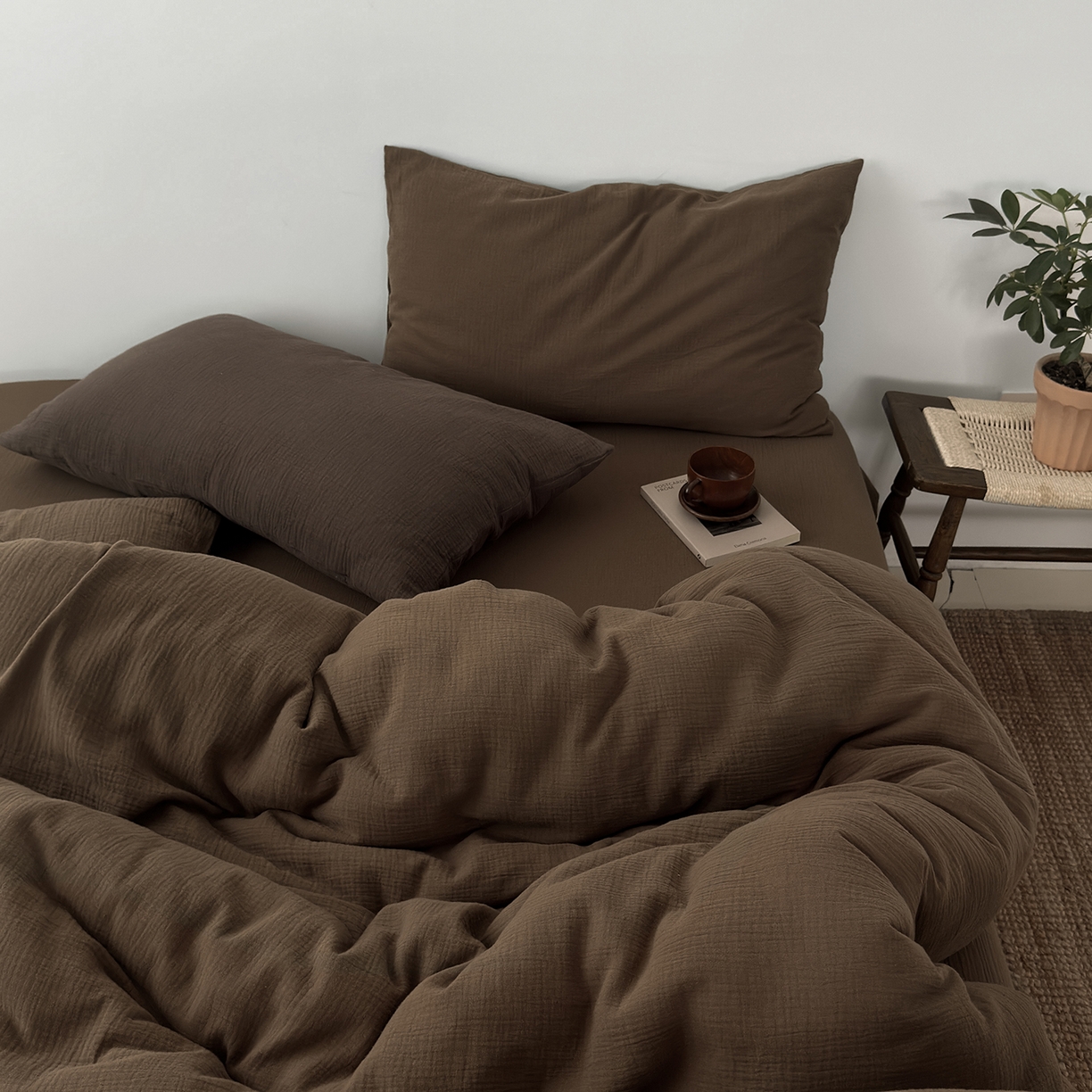 91家纺网 家纺一手货源 找家纺 玖弘家居 2025新款软糯皱皱纱四件套系列 太妃棕 （太妃棕+巧克力棕）