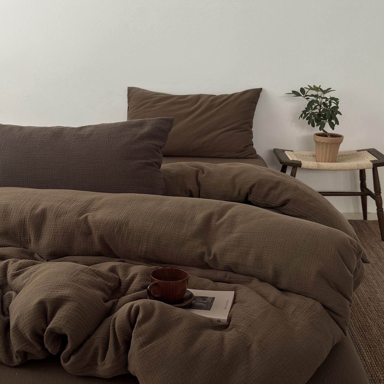 91家纺网 家纺一手货源 找家纺 玖弘家居 2025新款软糯皱皱纱四件套系列 太妃棕 （太妃棕+巧克力棕）