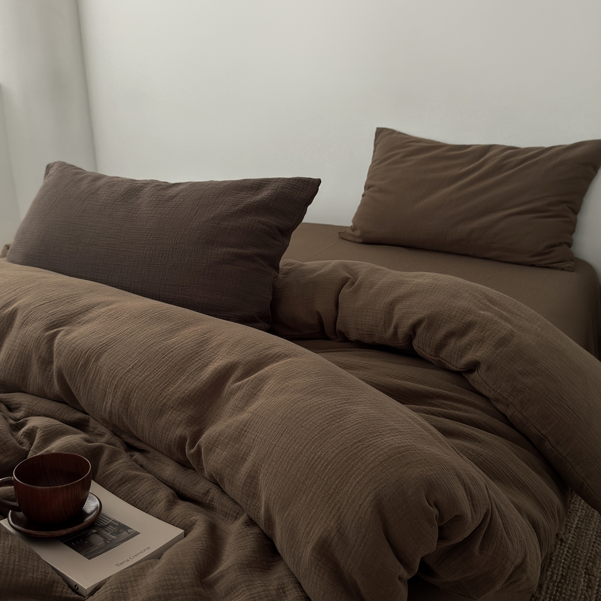 91家纺网 家纺一手货源 找家纺 玖弘家居 2025新款软糯皱皱纱四件套系列 太妃棕 （太妃棕+巧克力棕）