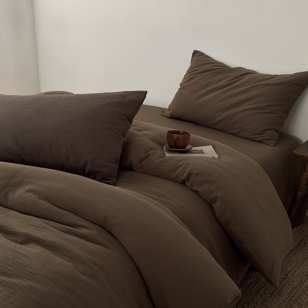 91家纺网 家纺一手货源 找家纺 玖弘家居 2025新款软糯皱皱纱四件套系列 太妃棕 （太妃棕+巧克力棕）