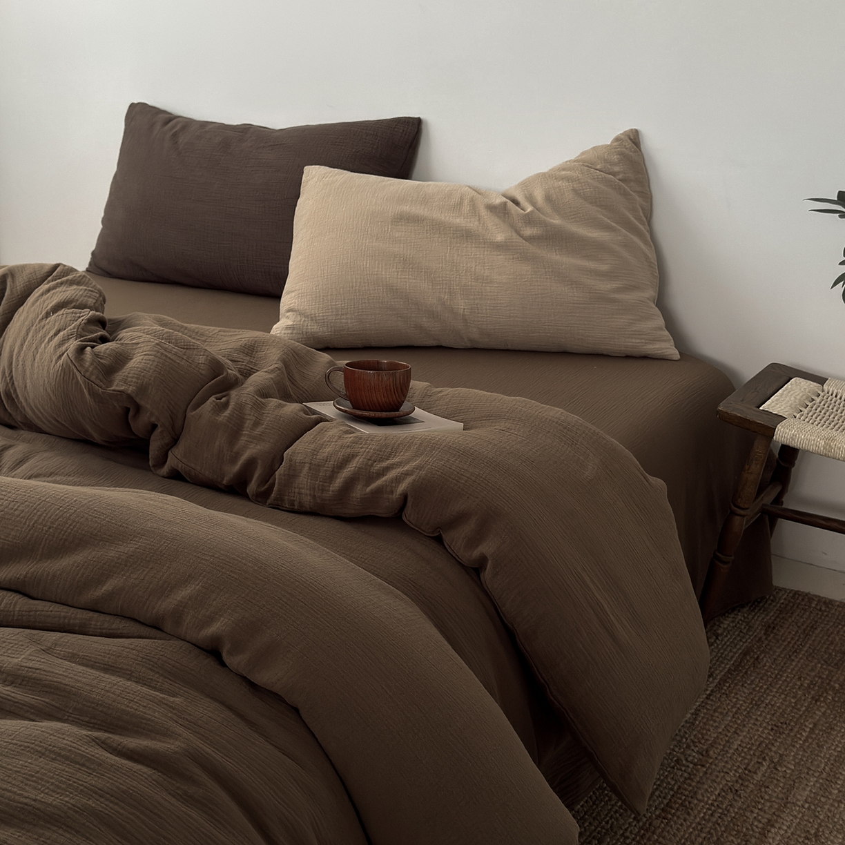 91家纺网 家纺一手货源 找家纺 玖弘家居 2025新款软糯皱皱纱四件套系列 太妃棕 （燕麦+巧克力棕）
