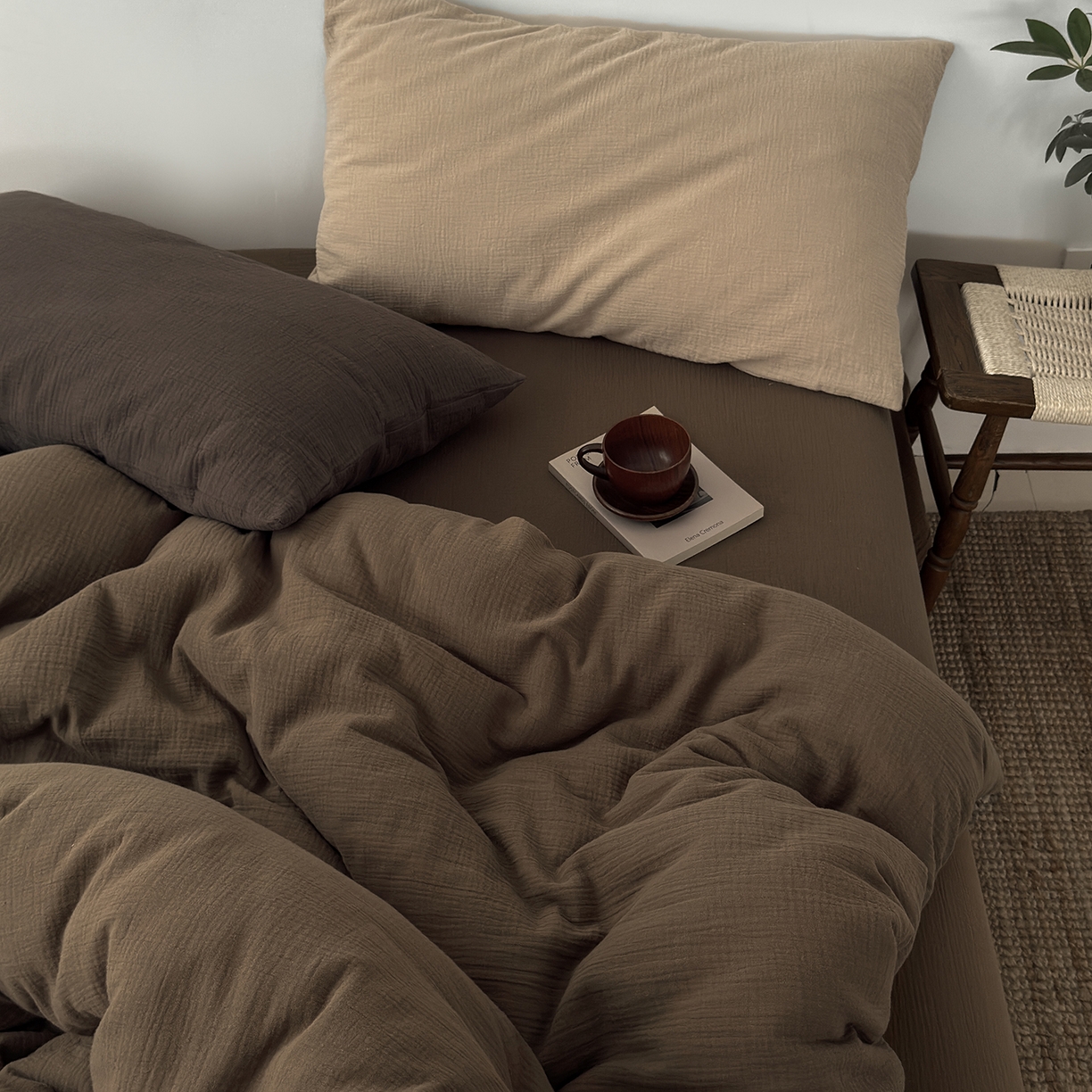 91家纺网 家纺一手货源 找家纺 玖弘家居 2025新款软糯皱皱纱四件套系列 太妃棕 （燕麦+巧克力棕）