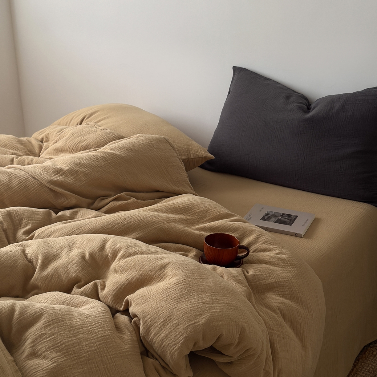 91家纺网 家纺一手货源 找家纺 玖弘家居 2025新款软糯皱皱纱四件套系列 杏仁(杏仁+黑巧）