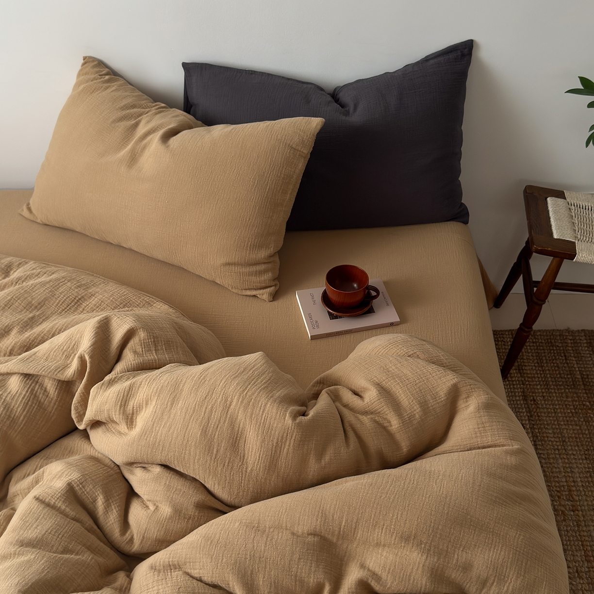 91家纺网 家纺一手货源 找家纺 玖弘家居 2025新款软糯皱皱纱四件套系列 杏仁(杏仁+黑巧）