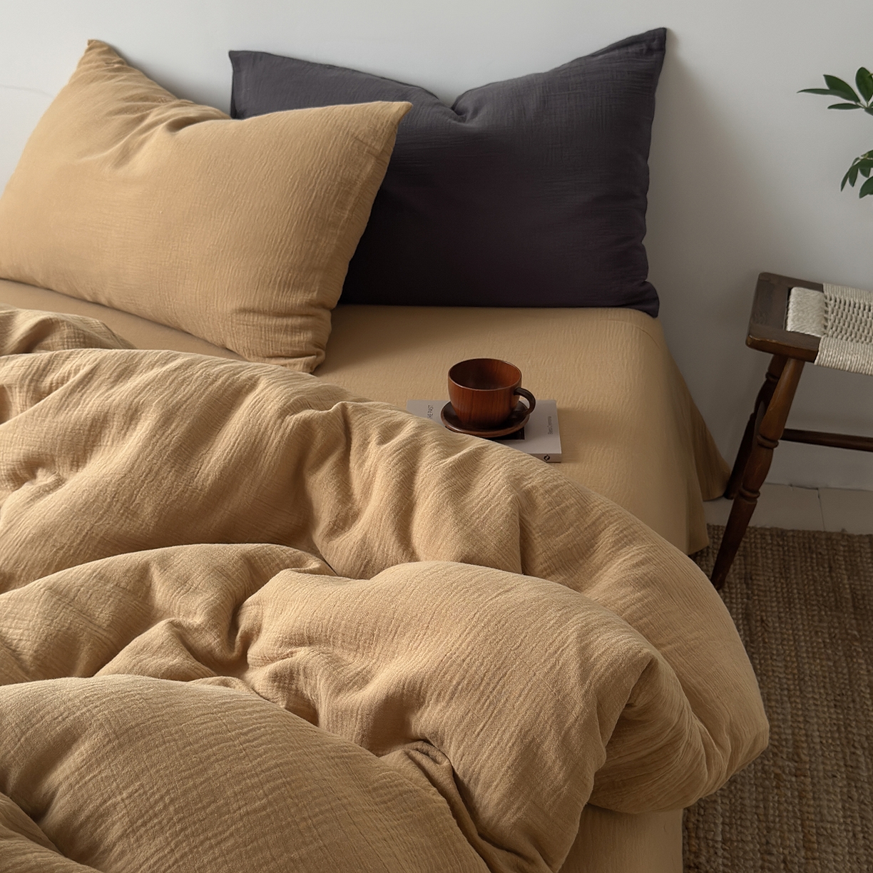 91家纺网 家纺一手货源 找家纺 玖弘家居 2025新款软糯皱皱纱四件套系列 杏仁(杏仁+黑巧）