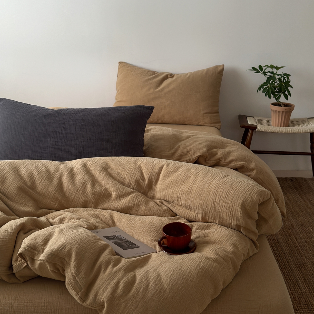 91家纺网 家纺一手货源 找家纺 玖弘家居 2025新款软糯皱皱纱四件套系列 杏仁(杏仁+黑巧）