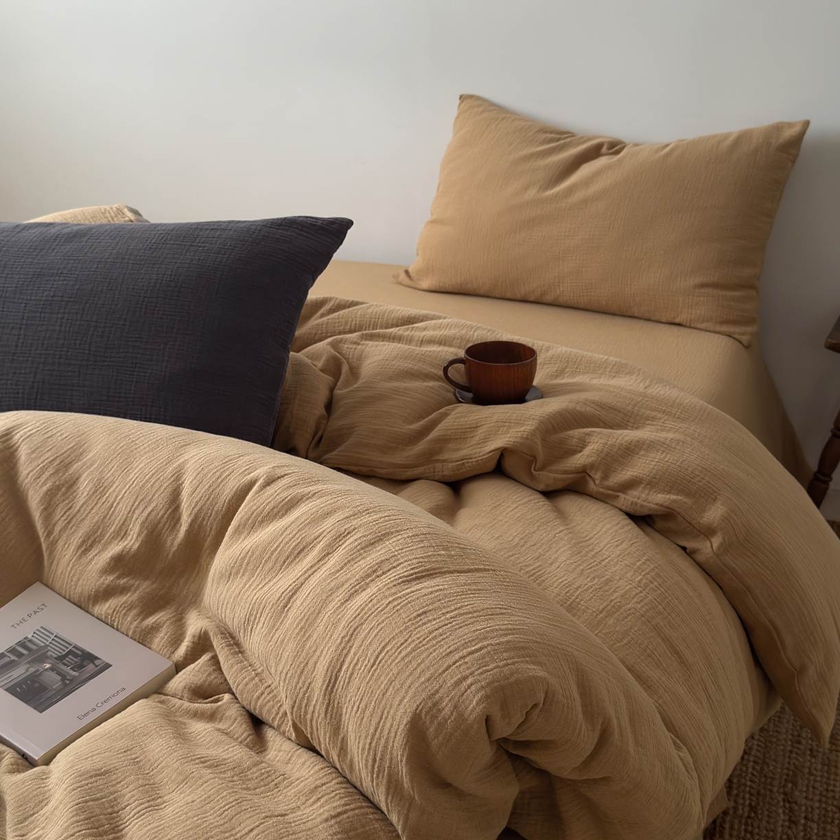 91家纺网 家纺一手货源 找家纺 玖弘家居 2025新款软糯皱皱纱四件套系列 杏仁(杏仁+黑巧）