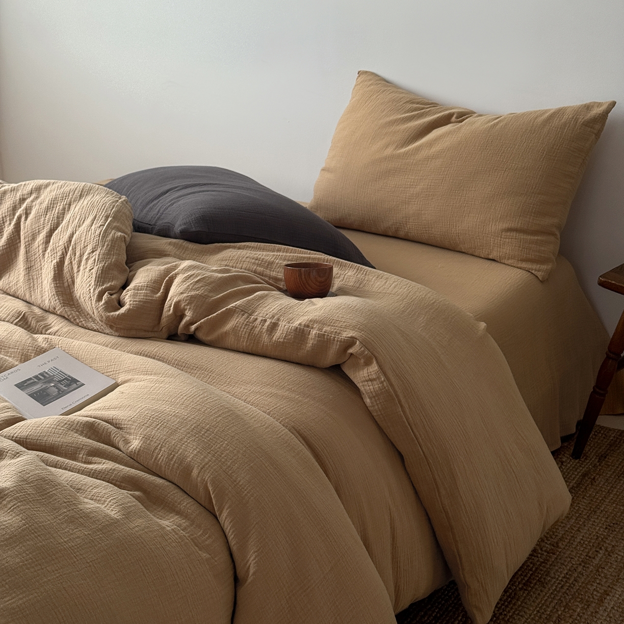 91家纺网 家纺一手货源 找家纺 玖弘家居 2025新款软糯皱皱纱四件套系列 杏仁(杏仁+黑巧）