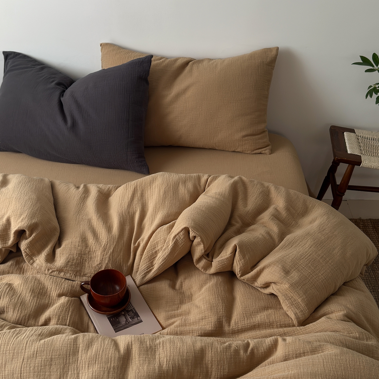 91家纺网 家纺一手货源 找家纺 玖弘家居 2025新款软糯皱皱纱四件套系列 杏仁(杏仁+黑巧）