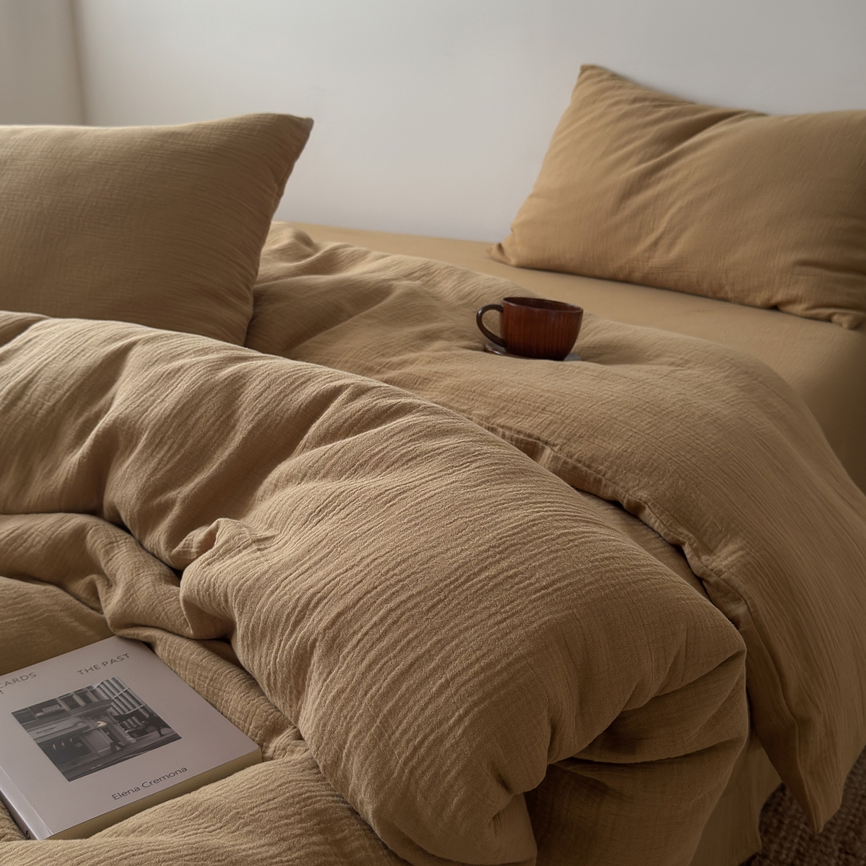 91家纺网 家纺一手货源 找家纺 玖弘家居 2025新款软糯皱皱纱四件套系列 杏仁(杏仁一对）