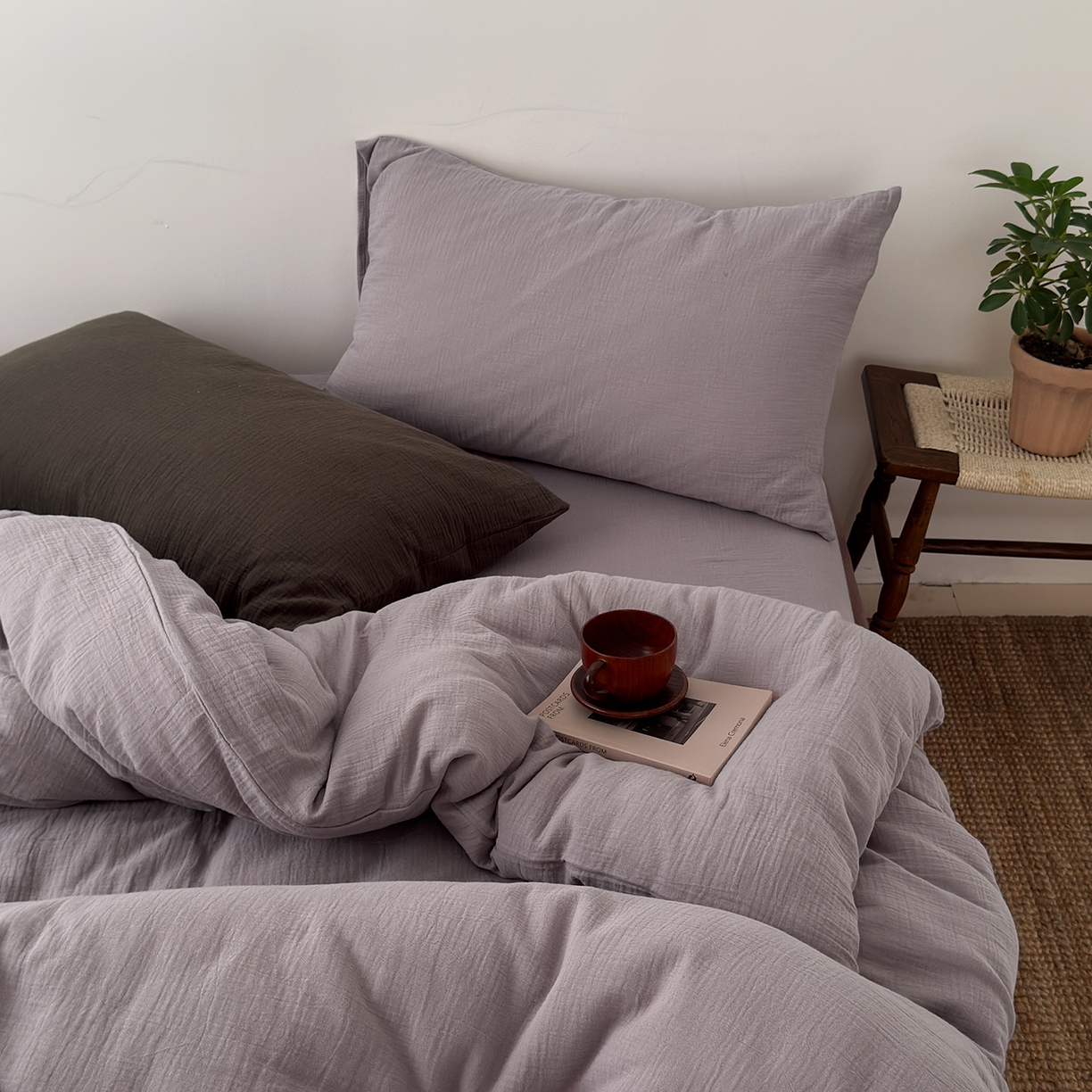 91家纺网 家纺一手货源 找家纺 玖弘家居 2025新款软糯皱皱纱四件套系列 芋紫（芋紫+巧克力棕）