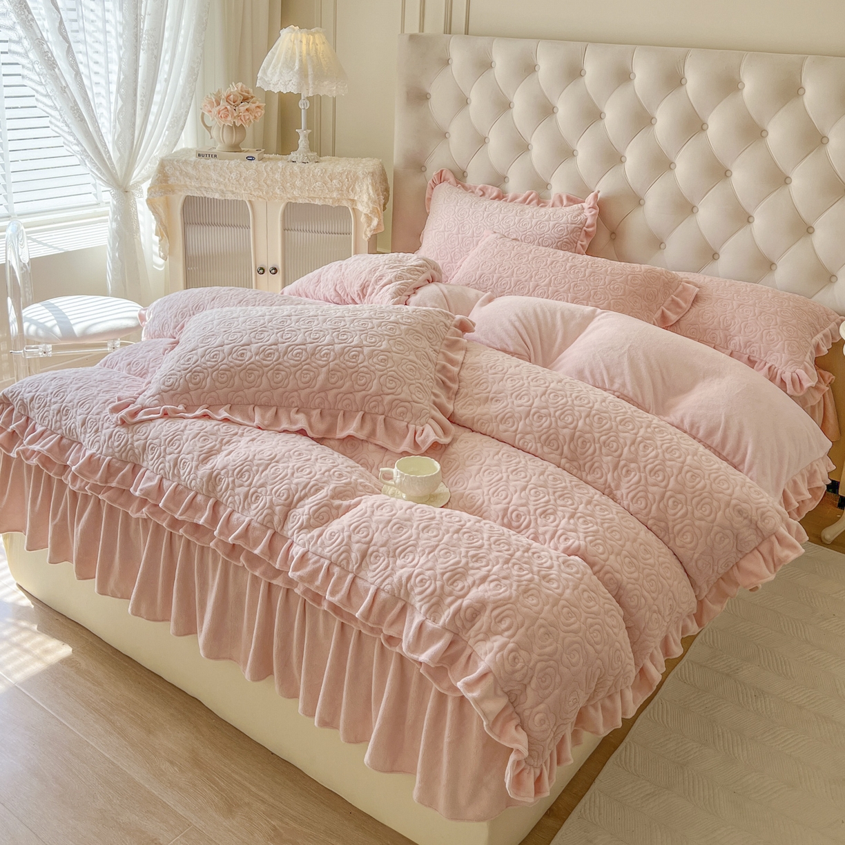 91家纺网 家纺一手货源 找家纺 恋尚 2025新款加厚牛奶绒保暖床笠式床裙四件套-莫奈花园（控价265起） 莫奈花园-清新粉