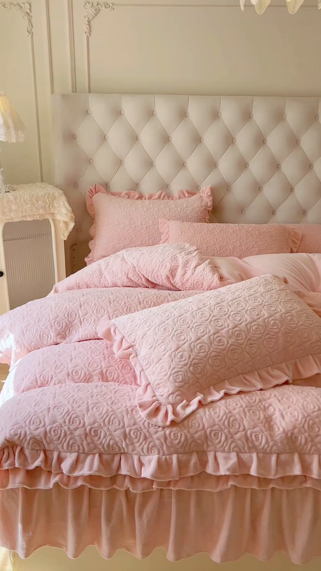 91家纺网 家纺一手货源 找家纺 恋尚 2025新款加厚牛奶绒保暖床笠式床裙四件套-莫奈花园（控价265起） 莫奈花园-清新粉