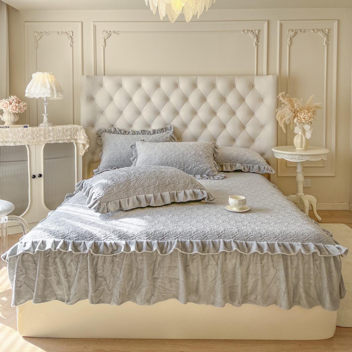 91家纺网 家纺一手货源 找家纺 恋尚 2025新款加厚牛奶绒保暖床笠式床裙四件套-莫奈花园（控价265起） 莫奈花园-椰蓉灰