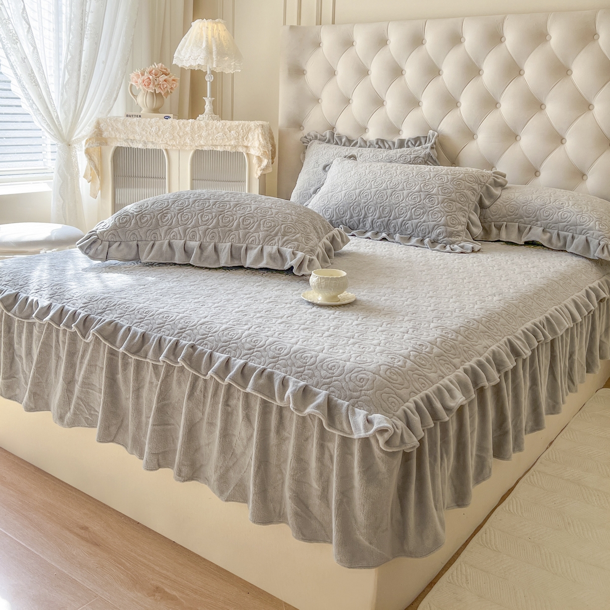 91家纺网 家纺一手货源 找家纺 恋尚 2025新款加厚牛奶绒保暖床笠式床裙四件套-莫奈花园（控价265起） 莫奈花园-椰蓉灰