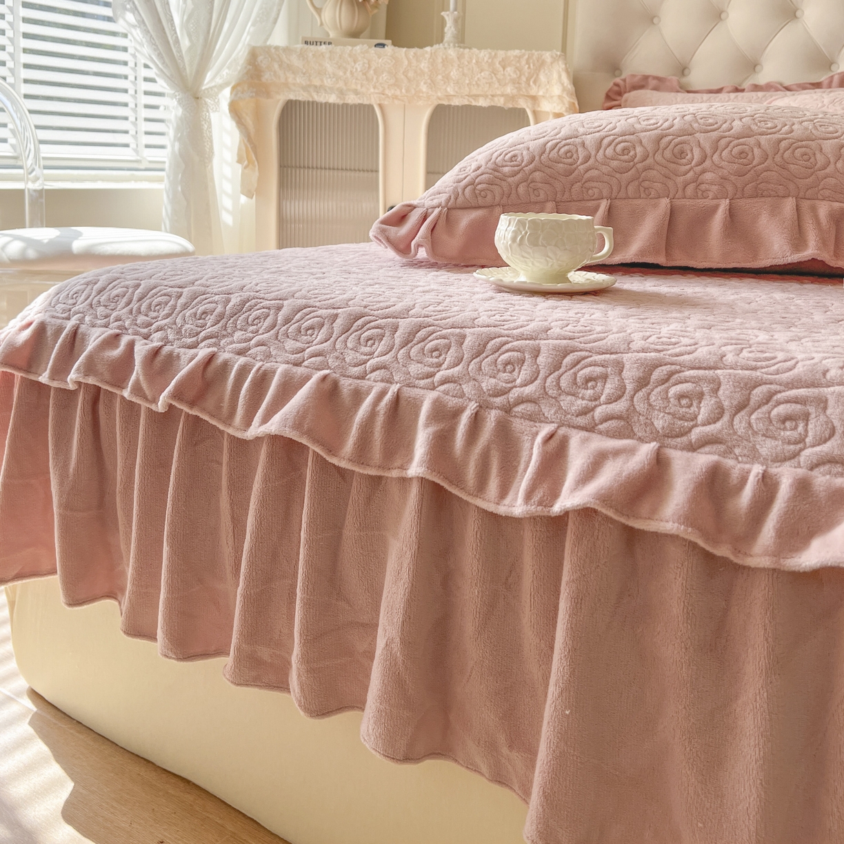 91家纺网 家纺一手货源 找家纺 恋尚 2025新款加厚牛奶绒保暖床笠式床裙四件套-莫奈花园（控价265起） 莫奈花园-蜜桃粉