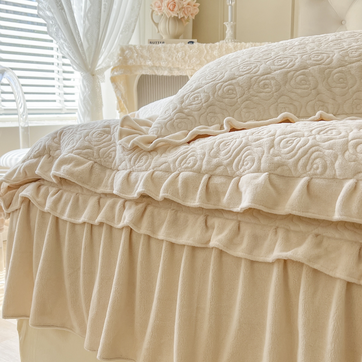 91家纺网 家纺一手货源 找家纺 恋尚 2025新款加厚牛奶绒保暖床笠式床裙四件套-莫奈花园（控价265起） 莫奈花园-奶油白