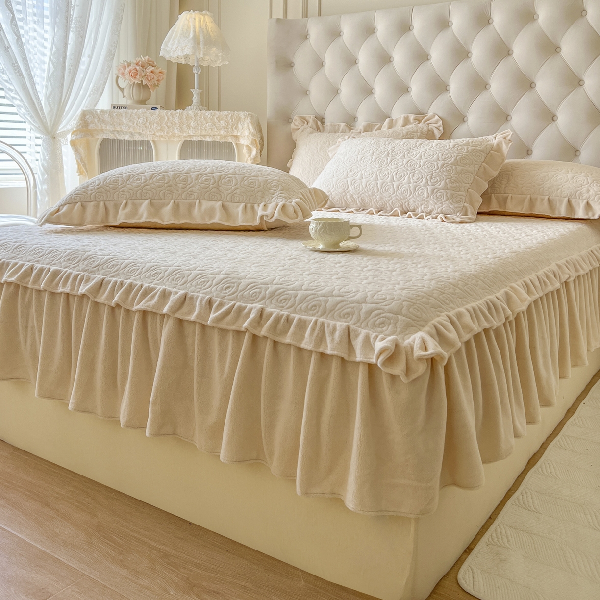 91家纺网 家纺一手货源 找家纺 恋尚 2025新款加厚牛奶绒保暖床笠式床裙四件套-莫奈花园（控价265起） 莫奈花园-奶油白