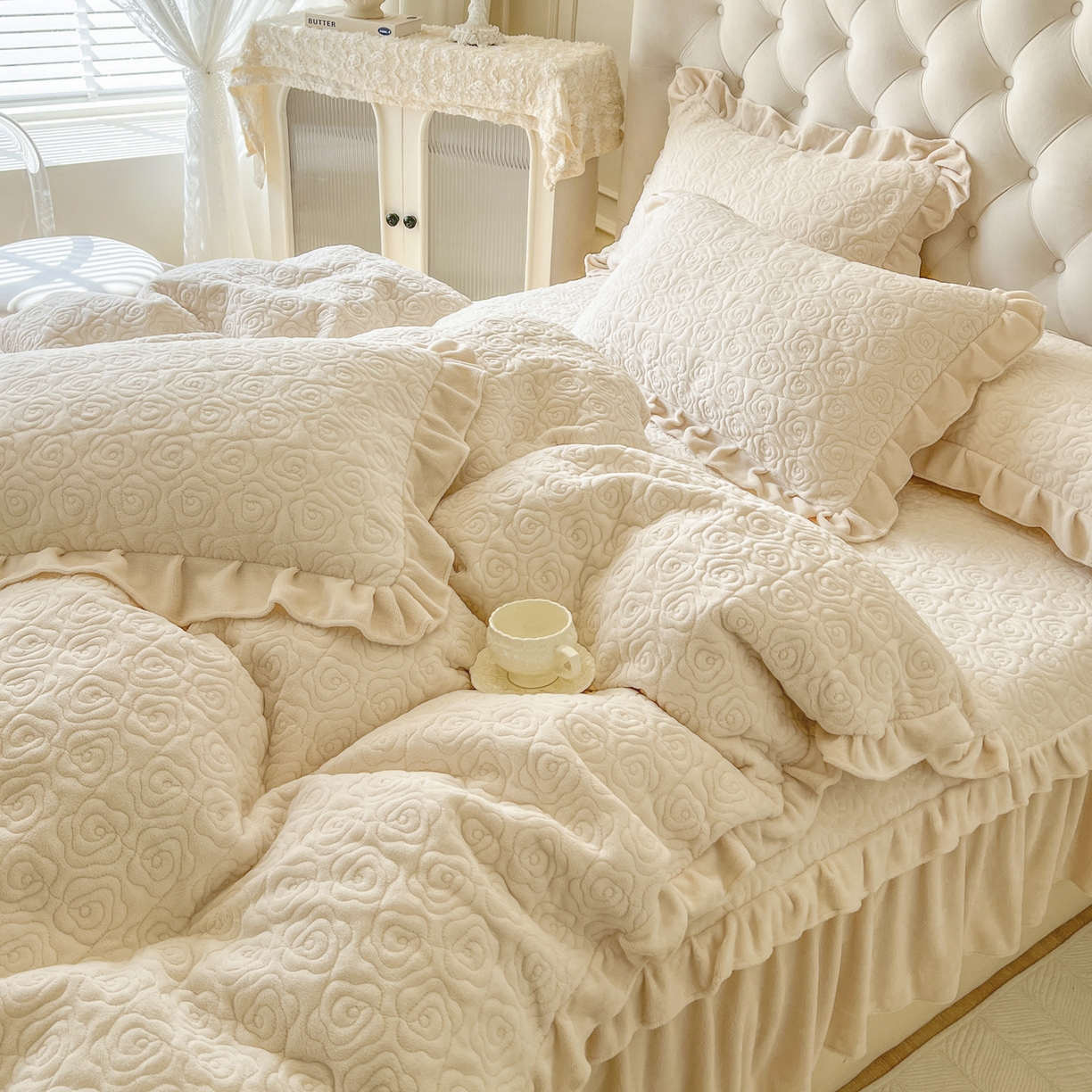 91家纺网 家纺一手货源 找家纺 恋尚 2025新款加厚牛奶绒保暖床笠式床裙四件套-莫奈花园（控价265起） 莫奈花园-奶油白