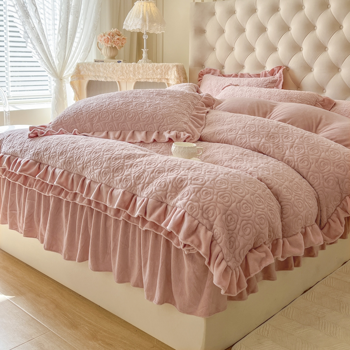 91家纺网 家纺一手货源 找家纺 恋尚 2025新款加厚牛奶绒保暖床笠式床裙四件套-莫奈花园（控价265起） 莫奈花园-蜜桃粉