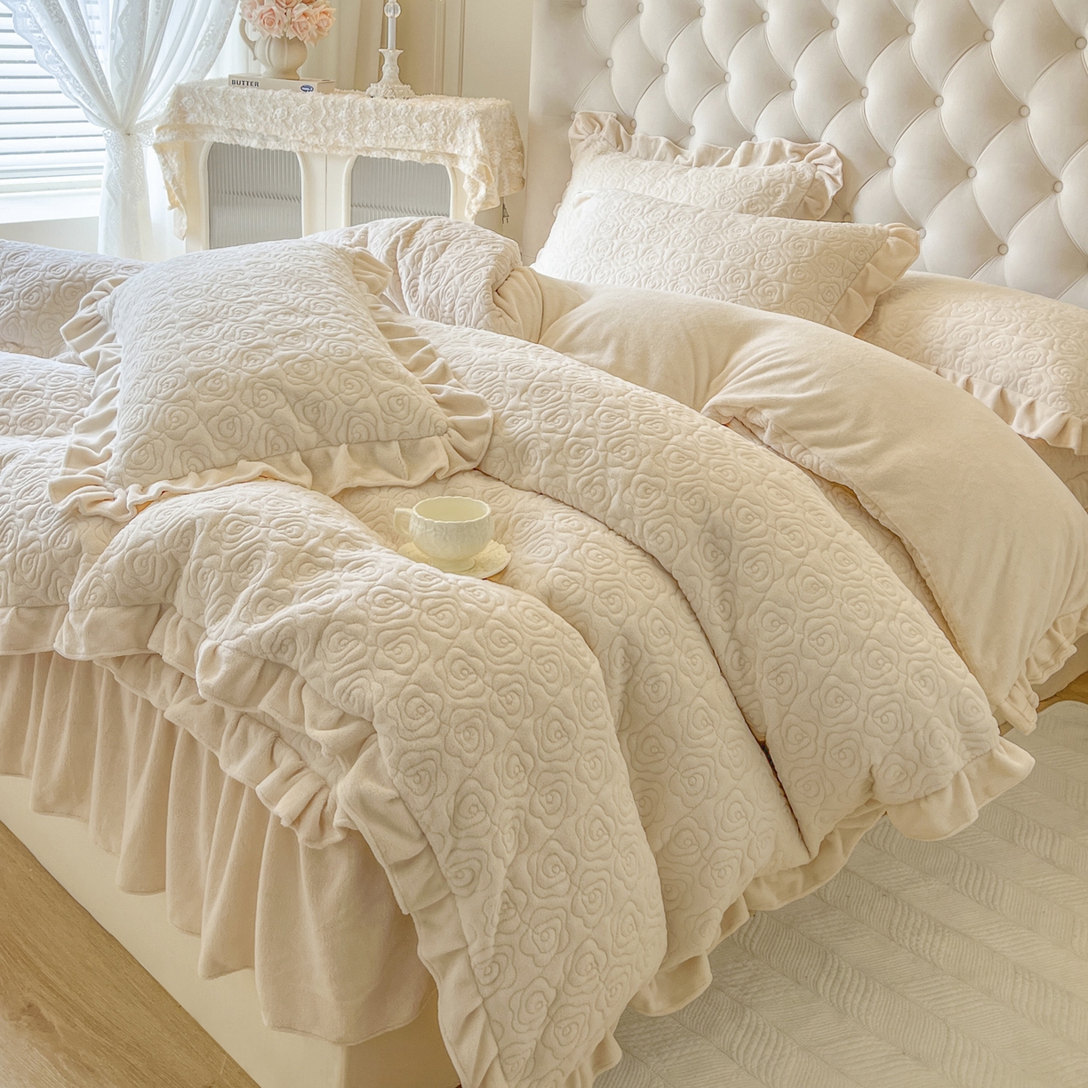 91家纺网 家纺一手货源 找家纺 恋尚 2025新款加厚牛奶绒保暖床笠式床裙四件套-莫奈花园（控价265起） 莫奈花园-奶油白