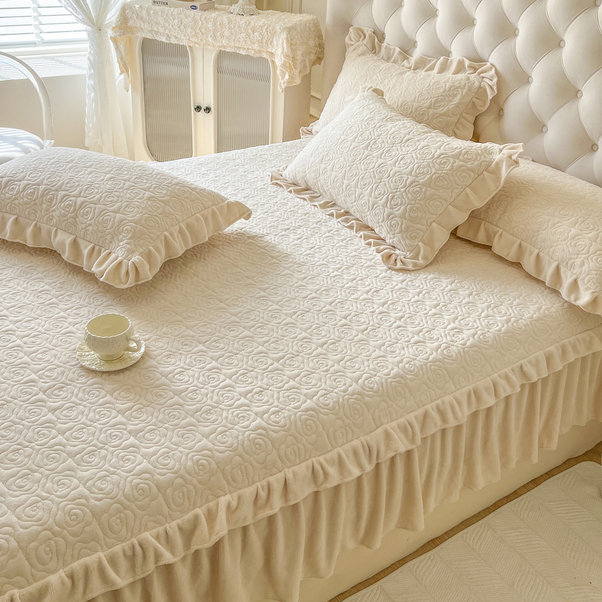 91家纺网 家纺一手货源 找家纺 恋尚 2025新款加厚牛奶绒保暖床笠式床裙四件套-莫奈花园（控价265起） 莫奈花园-奶油白