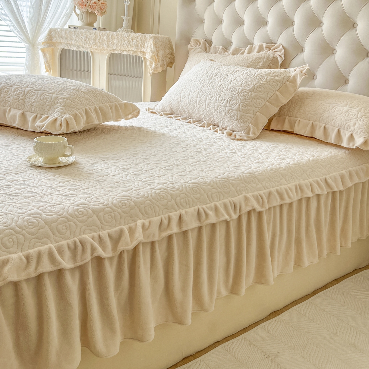 91家纺网 家纺一手货源 找家纺 恋尚 2025新款加厚牛奶绒保暖床笠式床裙四件套-莫奈花园（控价265起） 莫奈花园-奶油白