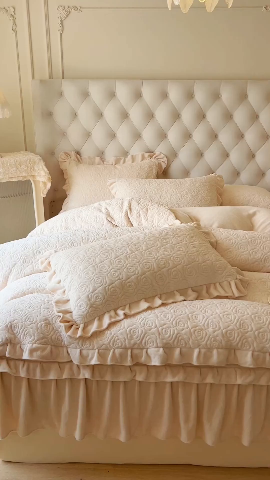 91家纺网 家纺一手货源 找家纺 恋尚 2025新款加厚牛奶绒保暖床笠式床裙四件套-莫奈花园（控价265起） 莫奈花园-奶油白