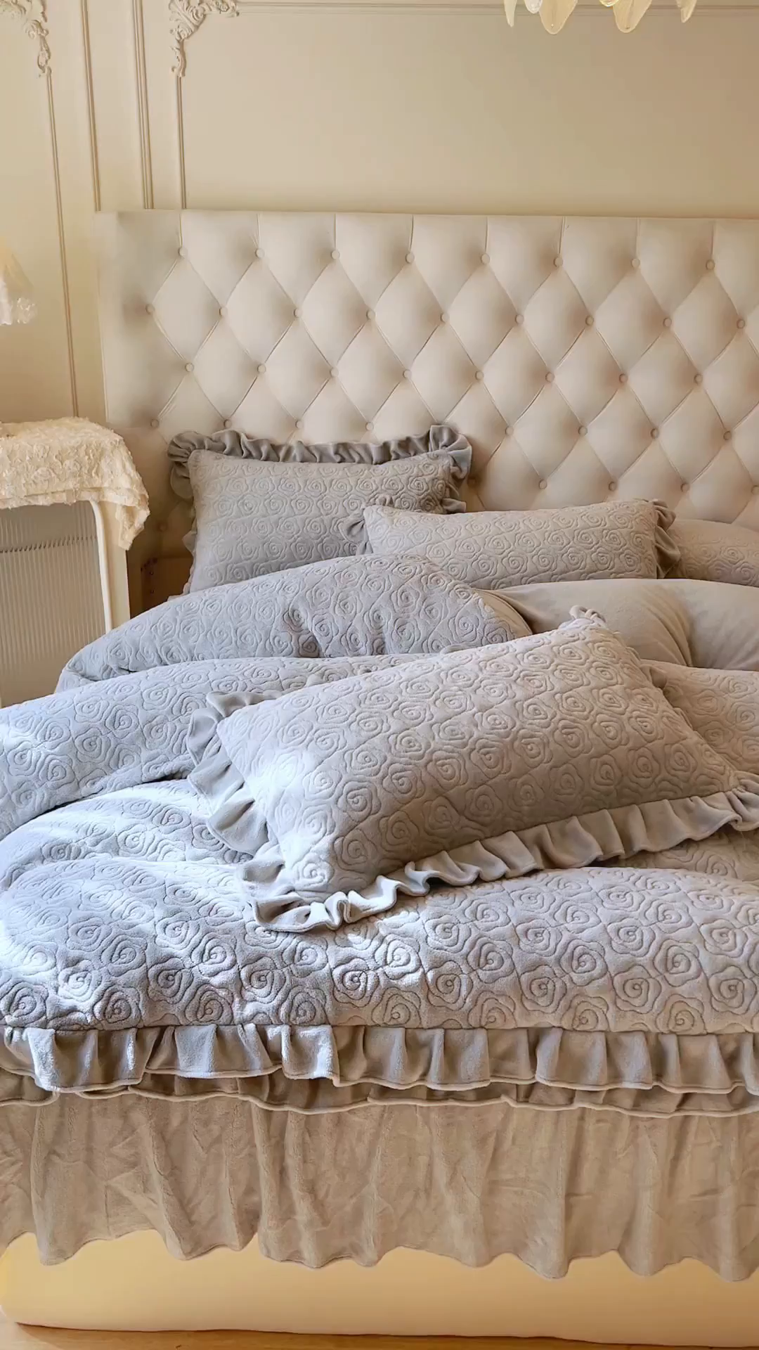 91家纺网 家纺一手货源 找家纺 恋尚 2025新款加厚牛奶绒保暖床笠式床裙四件套-莫奈花园（控价265起） 莫奈花园-椰蓉灰