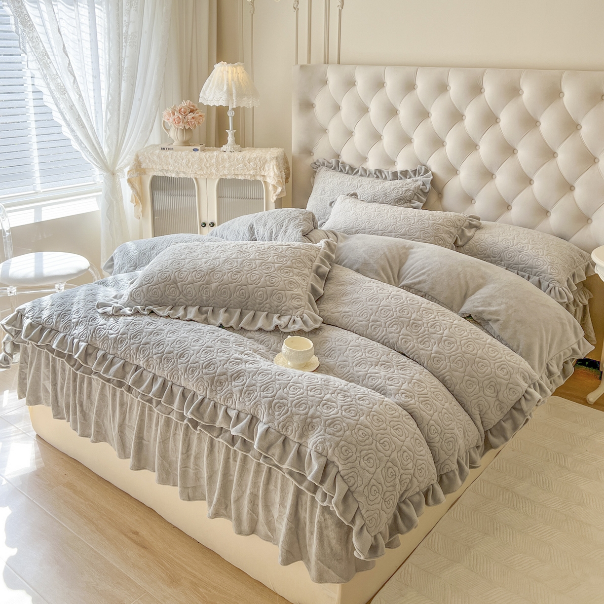 91家纺网 家纺一手货源 找家纺 恋尚 2025新款加厚牛奶绒保暖床笠式床裙单品床裙床裙单件-莫奈花园（床裙控价130起） 莫奈花园-椰蓉灰