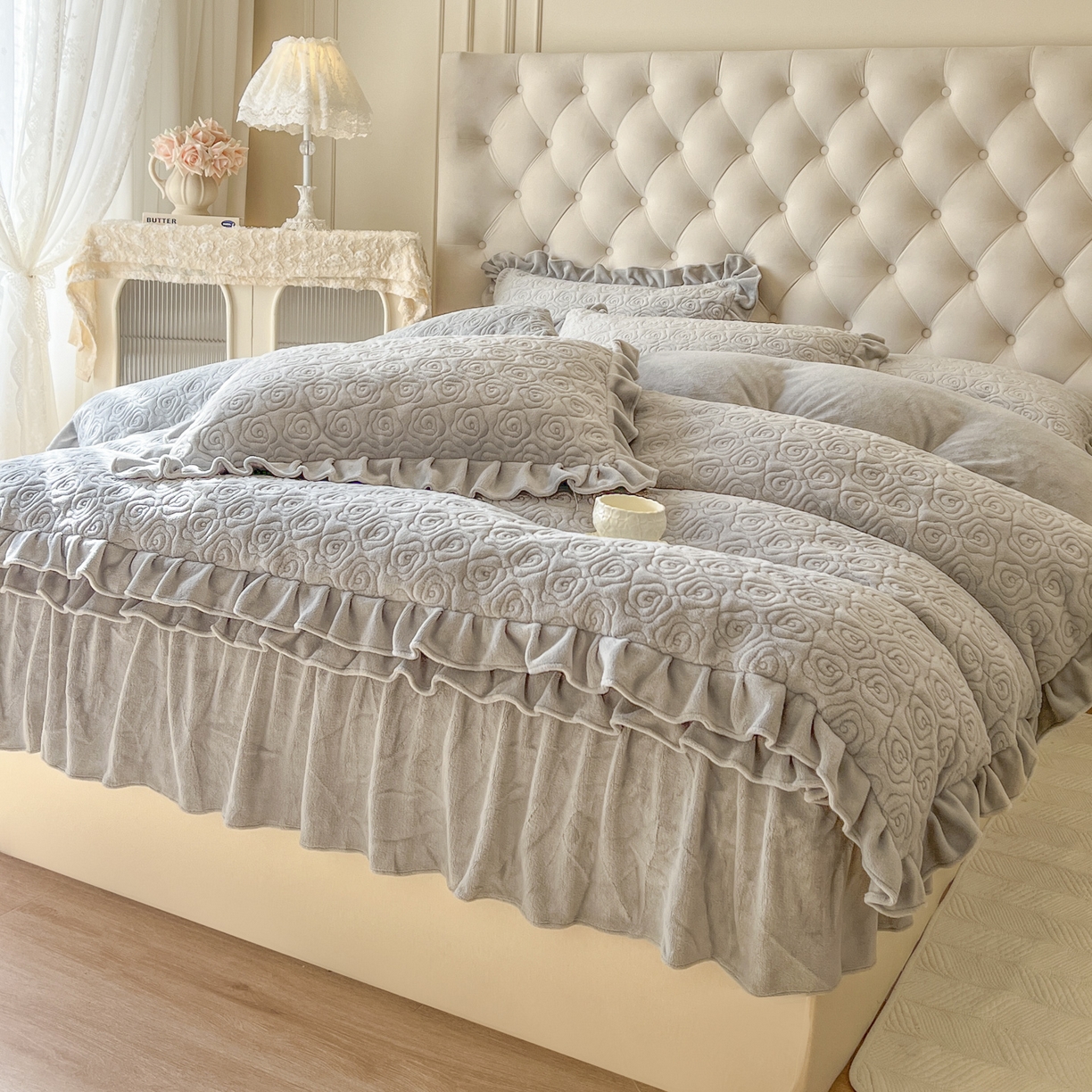 91家纺网 家纺一手货源 找家纺 恋尚 2025新款加厚牛奶绒保暖床笠式床裙单品床裙床裙单件-莫奈花园（床裙控价130起） 莫奈花园-椰蓉灰