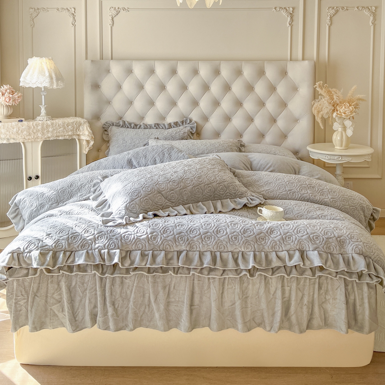 91家纺网 家纺一手货源 找家纺 恋尚 2025新款加厚牛奶绒保暖床笠式床裙单品床裙床裙单件-莫奈花园（床裙控价130起） 莫奈花园-椰蓉灰