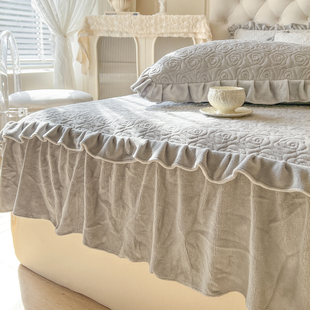 91家纺网 家纺一手货源 找家纺 恋尚 2025新款加厚牛奶绒保暖床笠式床裙单品床裙床裙单件-莫奈花园（床裙控价130起） 莫奈花园-椰蓉灰