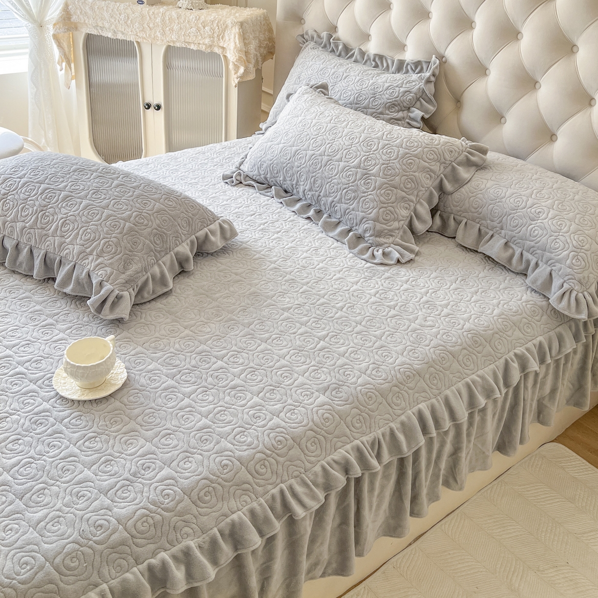 91家纺网 家纺一手货源 找家纺 恋尚 2025新款加厚牛奶绒保暖床笠式床裙单品床裙床裙单件-莫奈花园（床裙控价130起） 莫奈花园-椰蓉灰