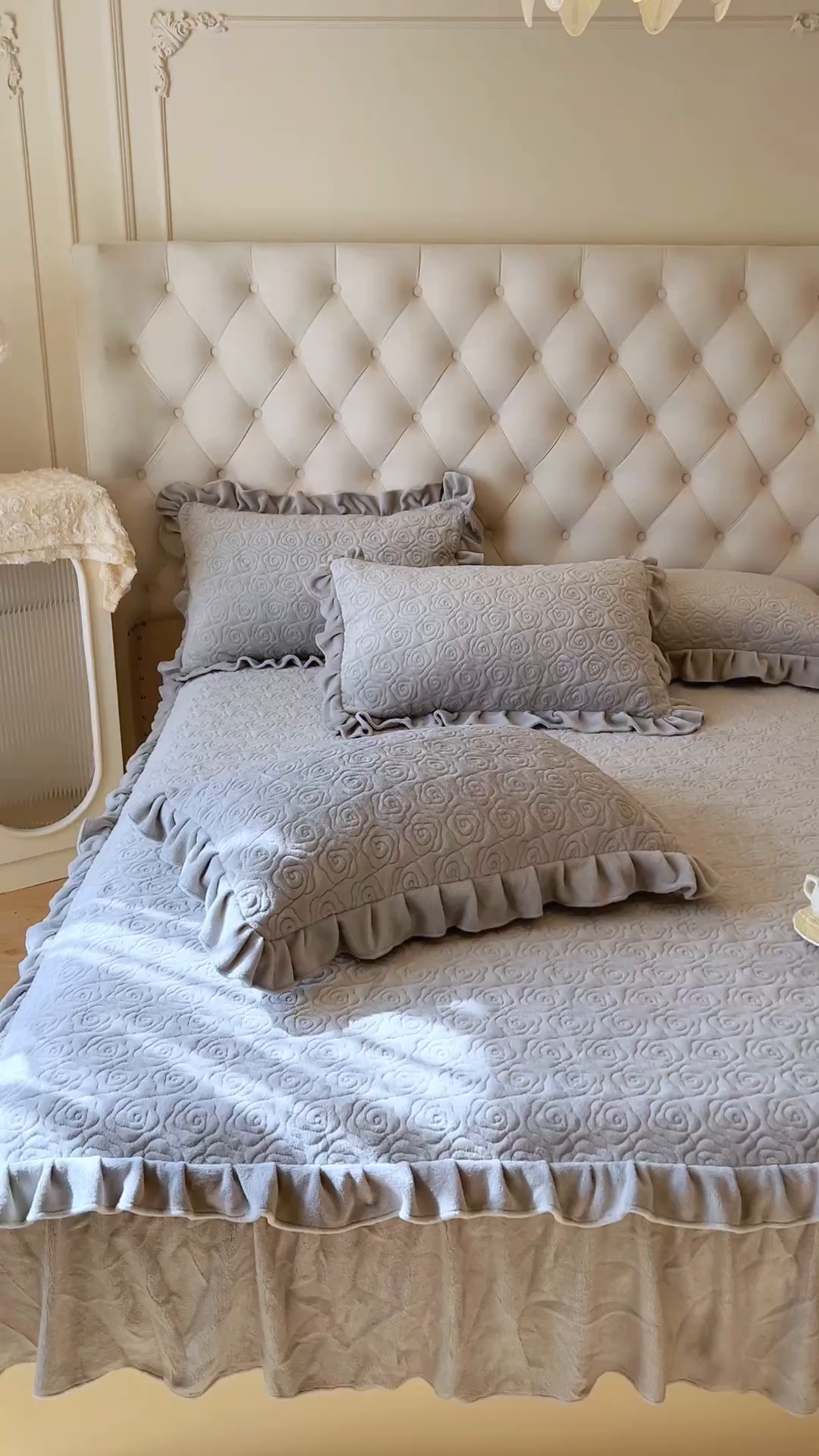 91家纺网 家纺一手货源 找家纺 恋尚 2025新款加厚牛奶绒保暖床笠式床裙单品床裙床裙单件-莫奈花园（床裙控价130起） 莫奈花园-椰蓉灰