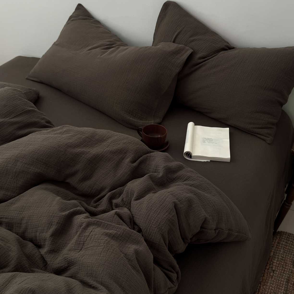 91家纺网 家纺一手货源 找家纺 玖弘家居 2025新款软糯皱皱纱单品被套系列 巧克力棕