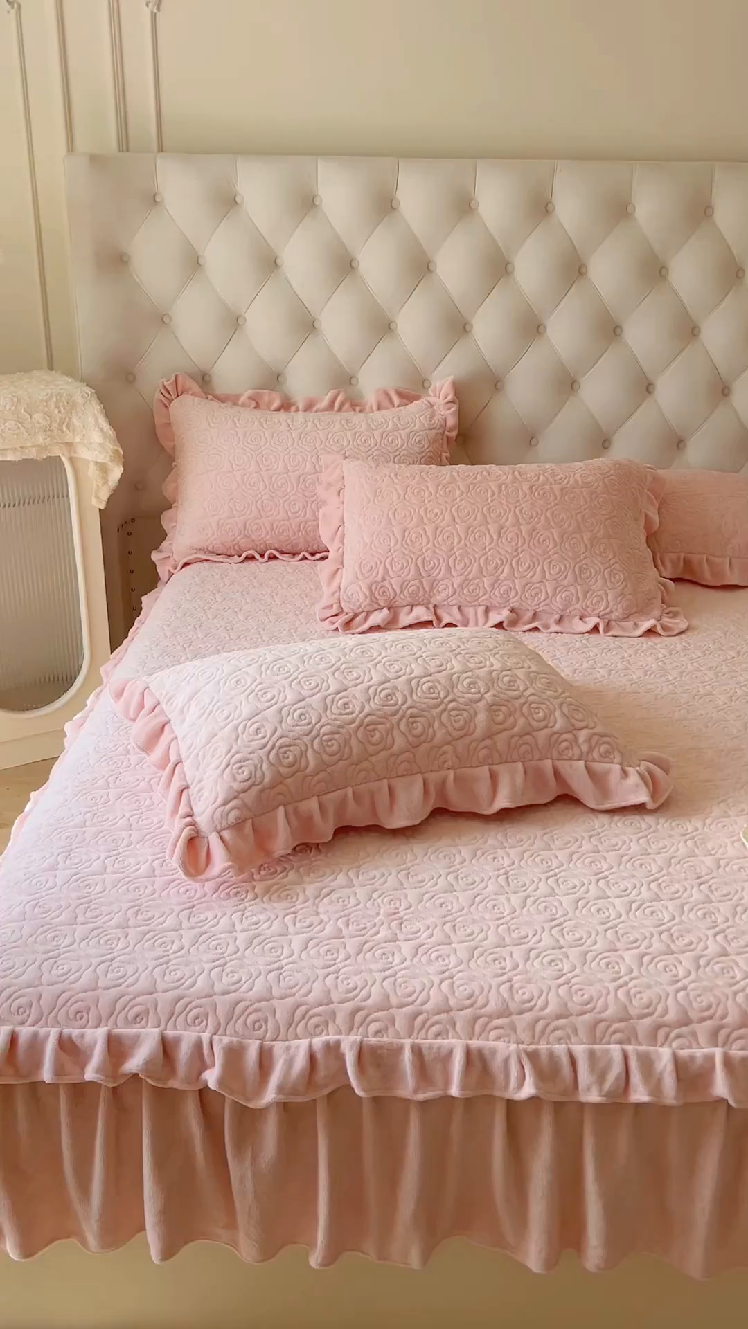 91家纺网 家纺一手货源 找家纺 恋尚 2025新款加厚牛奶绒保暖床笠式床裙单品床裙床裙单件-莫奈花园（床裙控价130起） 莫奈花园-清新粉