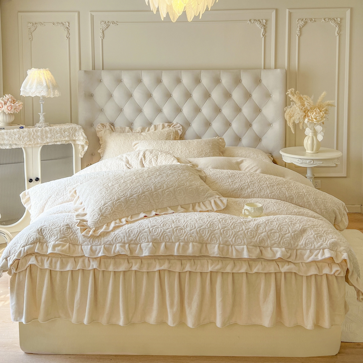 91家纺网 家纺一手货源 找家纺 恋尚 2025新款加厚牛奶绒保暖床笠式床裙单品床裙床裙单件-莫奈花园（床裙控价130起） 莫奈花园-奶油白