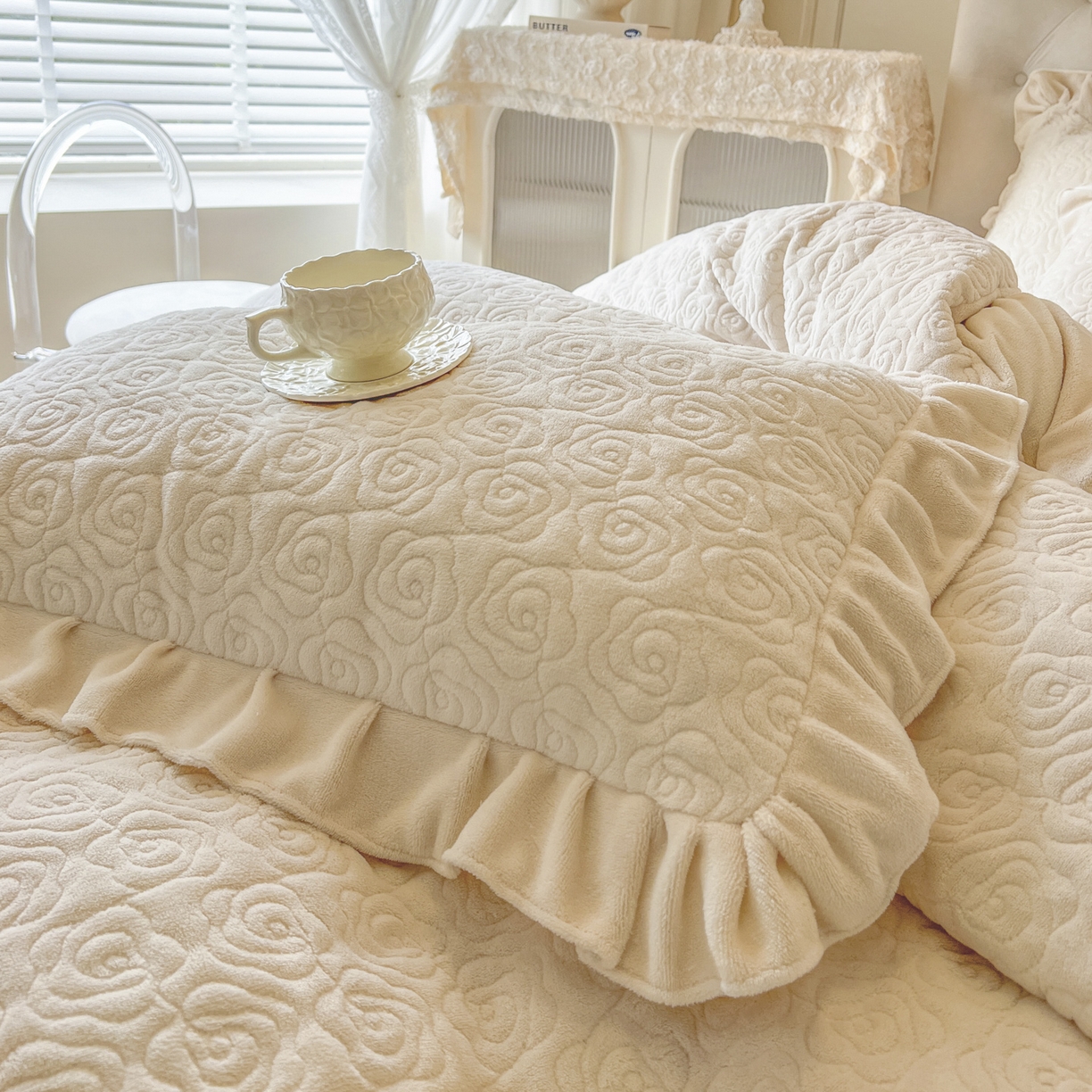 91家纺网 家纺一手货源 找家纺 恋尚 2025新款加厚牛奶绒保暖床笠式床裙单品床裙床裙单件-莫奈花园（床裙控价130起） 莫奈花园-奶油白