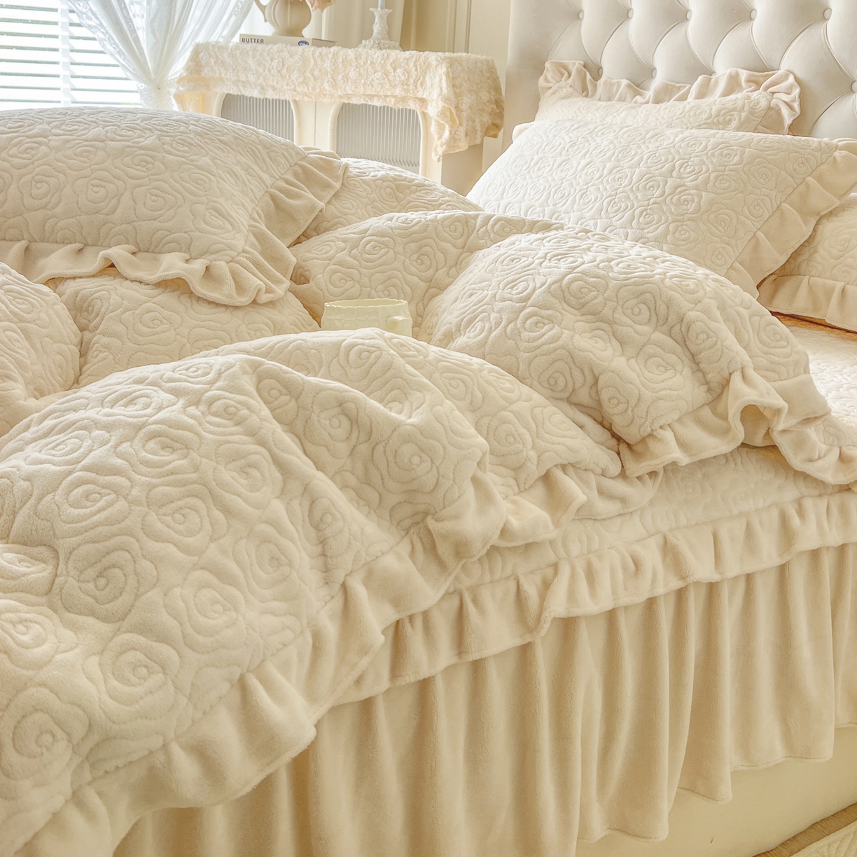 91家纺网 家纺一手货源 找家纺 恋尚 2025新款加厚牛奶绒保暖床笠式床裙单品床裙床裙单件-莫奈花园（床裙控价130起） 莫奈花园-奶油白