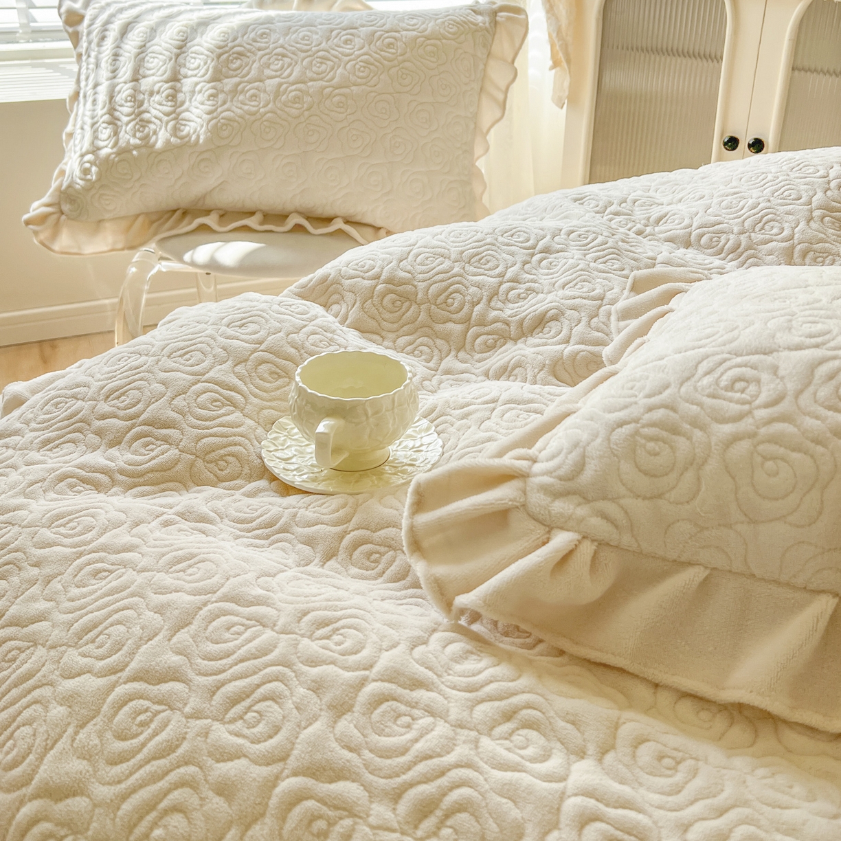 91家纺网 家纺一手货源 找家纺 恋尚 2025新款加厚牛奶绒保暖床笠式床裙单品床裙床裙单件-莫奈花园（床裙控价130起） 莫奈花园-奶油白